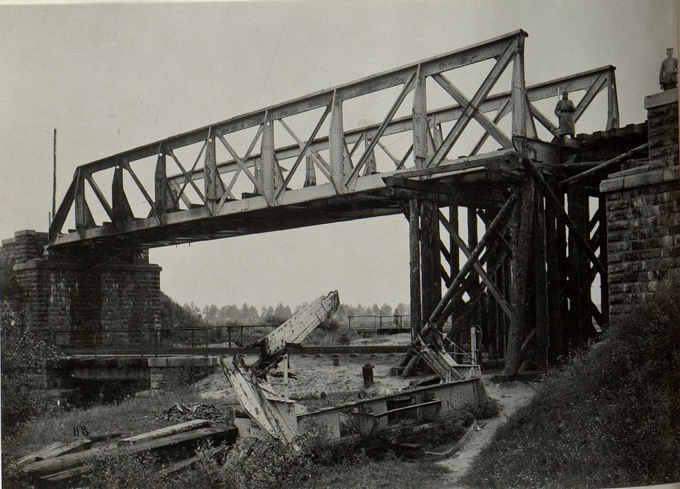 Kowel, gehobene Eisenbahnbrücke. (21-7.1916.) (BildID 15677141)