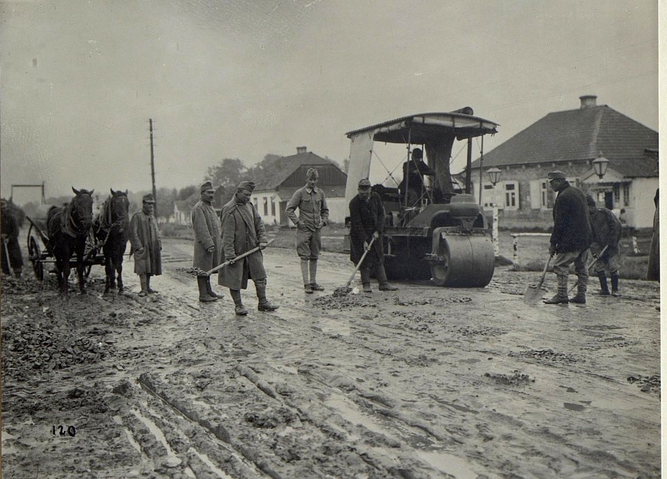 Kowel, Strassenreparatur mit Walze. (BildID 15677155)