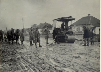 Kowel, Strassenreparatur mit Walze. (BildID 15677155)