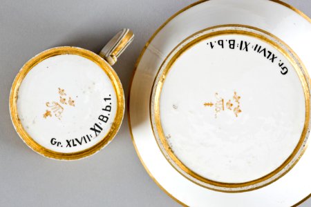 Kopp med fat. Undersida med märkning - Hallwylska museet - 87055