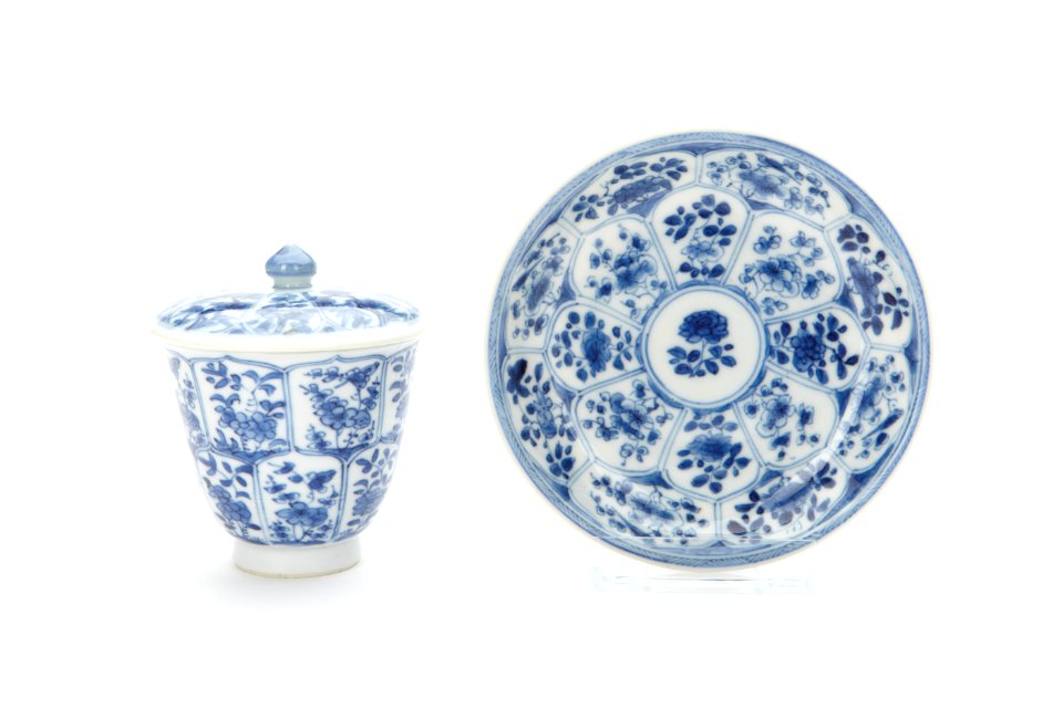 Kopp och fat i porslin med blå underglasyrmålning från Kina cirka 1662-1722 - Skoklosters slott - 93312