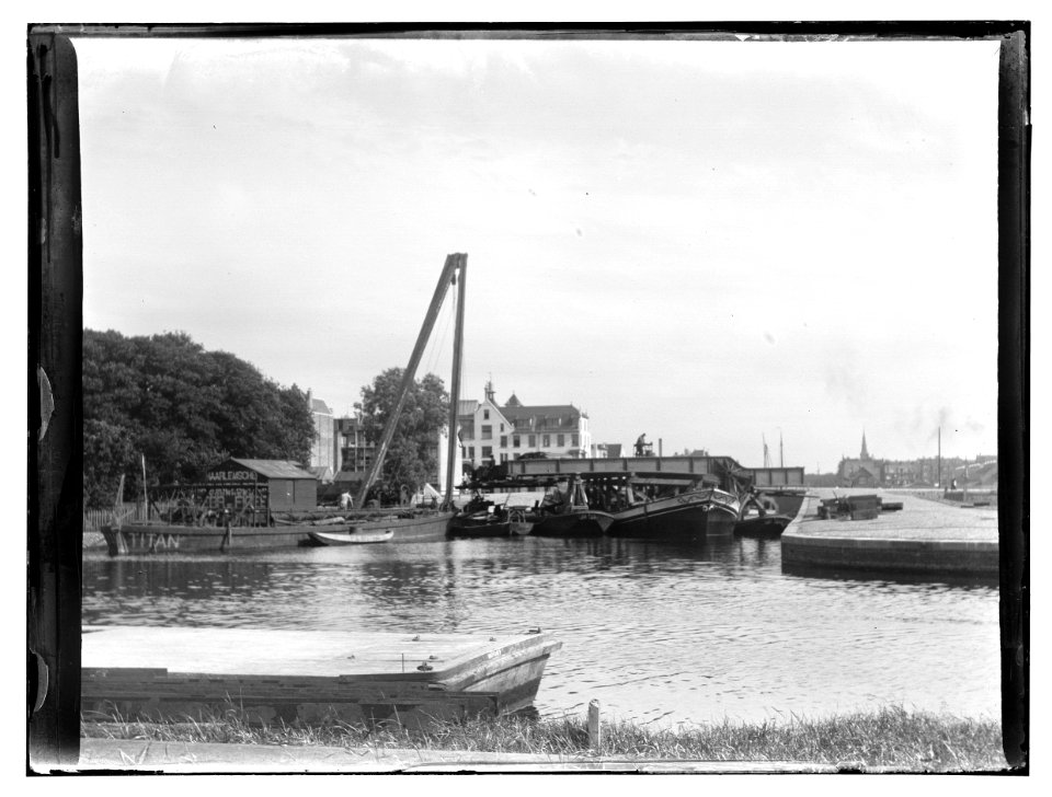 Kostverlorenvaart gezien naar de Bilderdijkgracht en De Clercqstraat met links het Julianaziekenhuis en rechts in het Jacob Olie (max res)