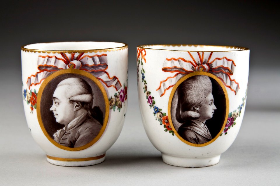 Koppar av porslin, två st - Hallwylska museet - 93772