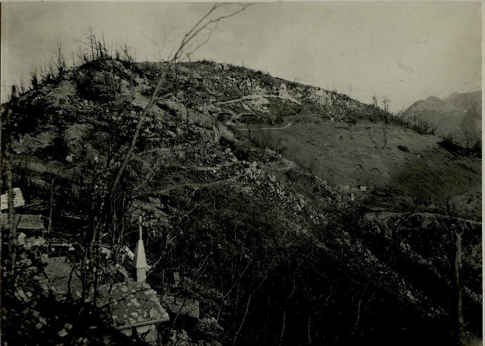Kote 588, links italienische Sandsackstellung, im Vordergrunde die Holzkapelle der 14. Kompagnie des Infanterie Regiments 53, sowie der Soldatenfriedhof. Standpunkt, Von Süden. (BildID 15465873)