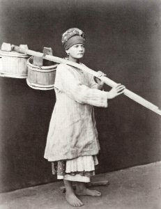 Kordy, Iosif - Frau beim Wasserholen. Kiev (Zeno Fotografie)