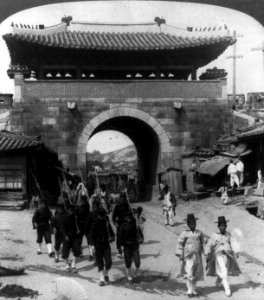 Korea-History-Seoul-West.Gate-1904-by.Underwood