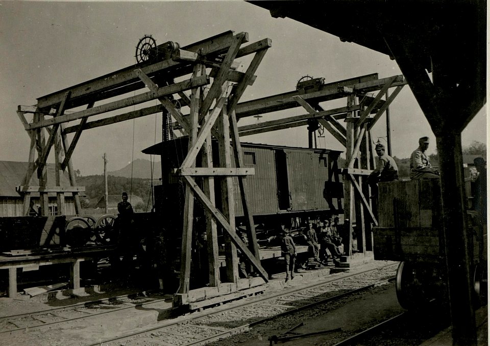 Krane am Bahnhof des Elektrotrain Borgo Tiha (BildID 15716669)