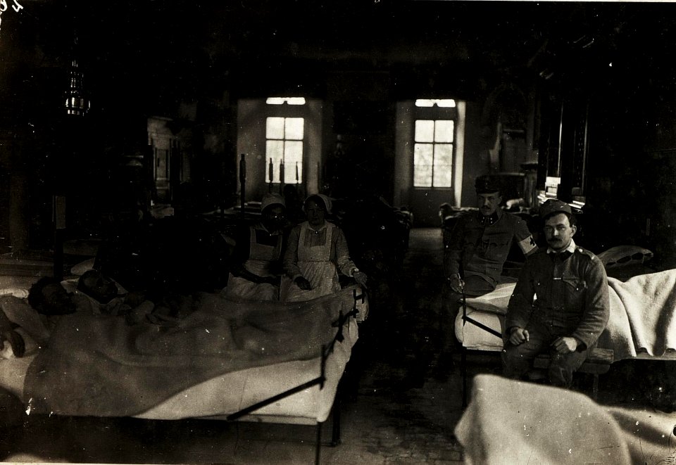 Krankensaal im Schloss Ranziano, Feldspital 7-8, 4.3.1916. (BildID 15594066)