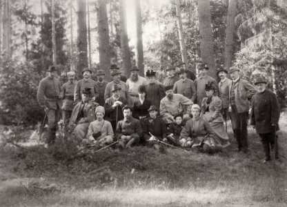 Kovalskij, I. - Die Familie Aleksandr' III. im Kreise enger Vertrauter während der Jagd in Opala. Belovžskaja Puča (Zeno Fotografie)