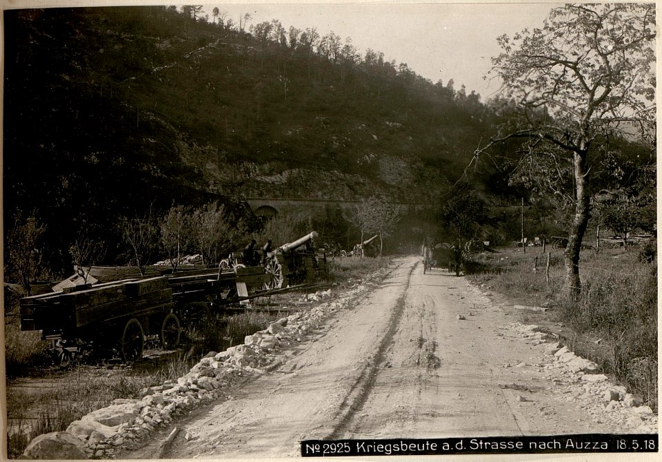 Kriegsbeute a.d. Strasse nach Auzza 18.5.18. (BildID 15618110)
