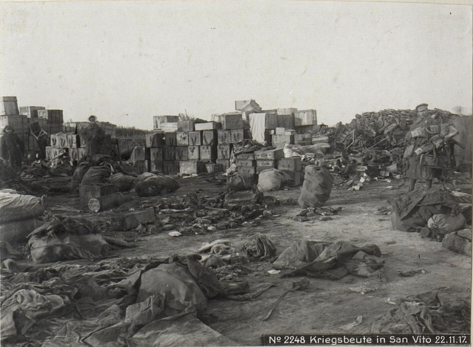 Kriegsbeute in San Vito 22.11.17. (BildID 15612571)