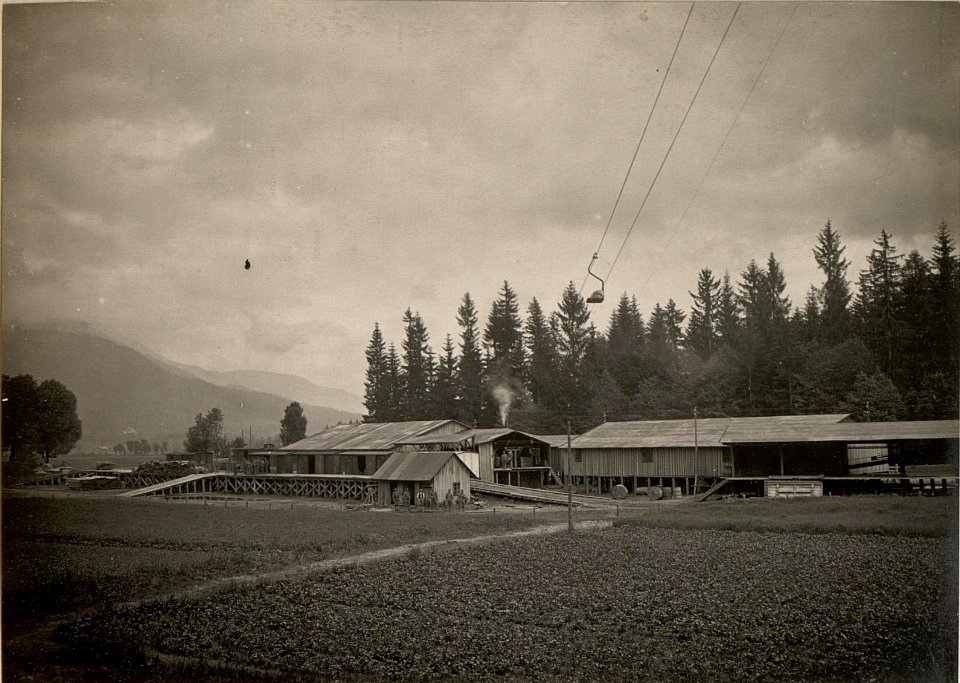 Kriegsbahnhof Kötschach und untere Sielbahnstation der Strecke Kötschach-Gentschach. Aufgenommen am 7.6.1916. (BildID 15475118)