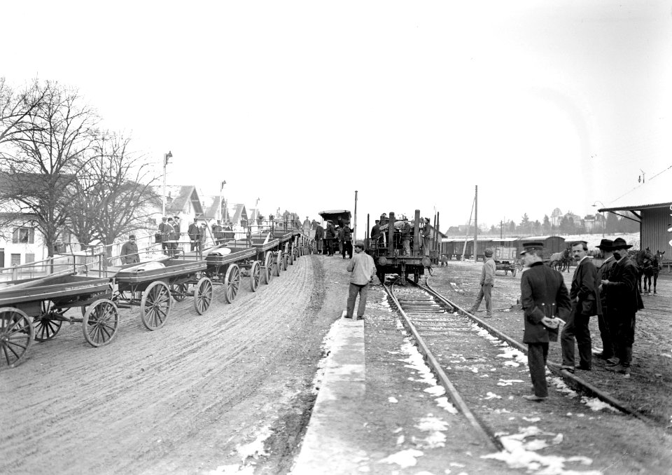 Kriegsfuhrwerke bereit für den Verlad - CH-BAR - 3239447