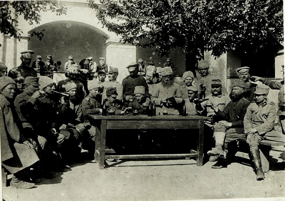 Kriegsgefangene in der Sammelkaserne Munkacs. (BildID 15431646)