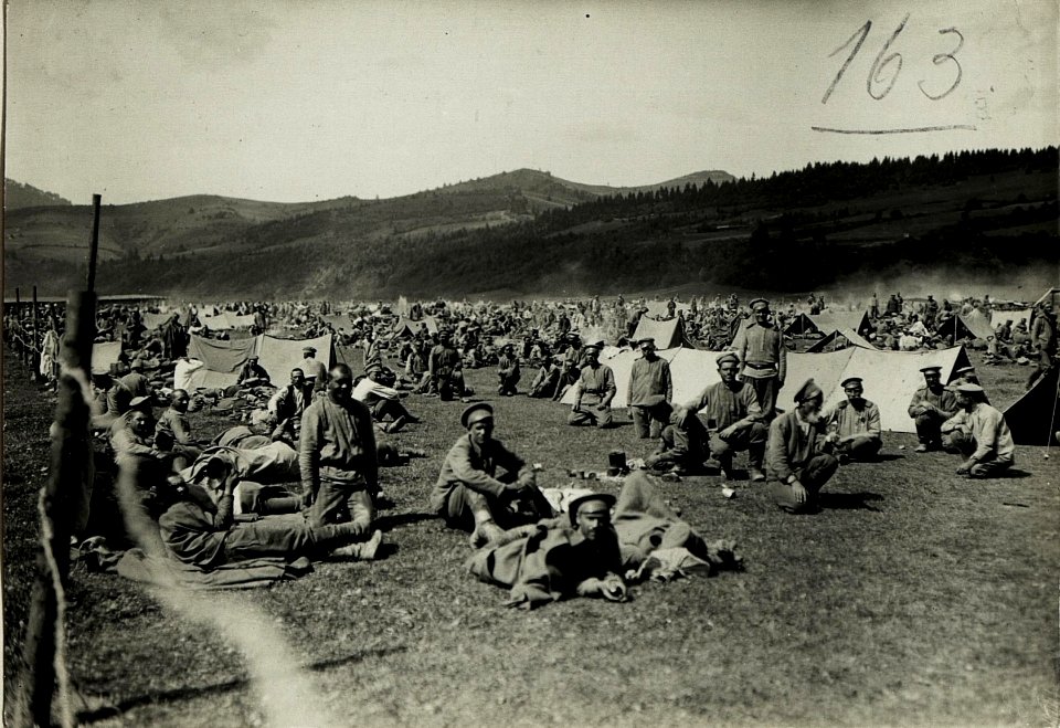 Kriegsgefangenenlager in Tuchla. (BildID 15431632)