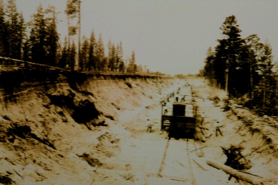 Kriegsgefangene beim Sandschaufeln bei Bau der Murmanbahn, 1916