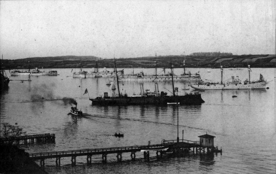 Kriegsschiffe der Kaiserlichen Marine im Reichskriegshafen (Kiel 80.679)