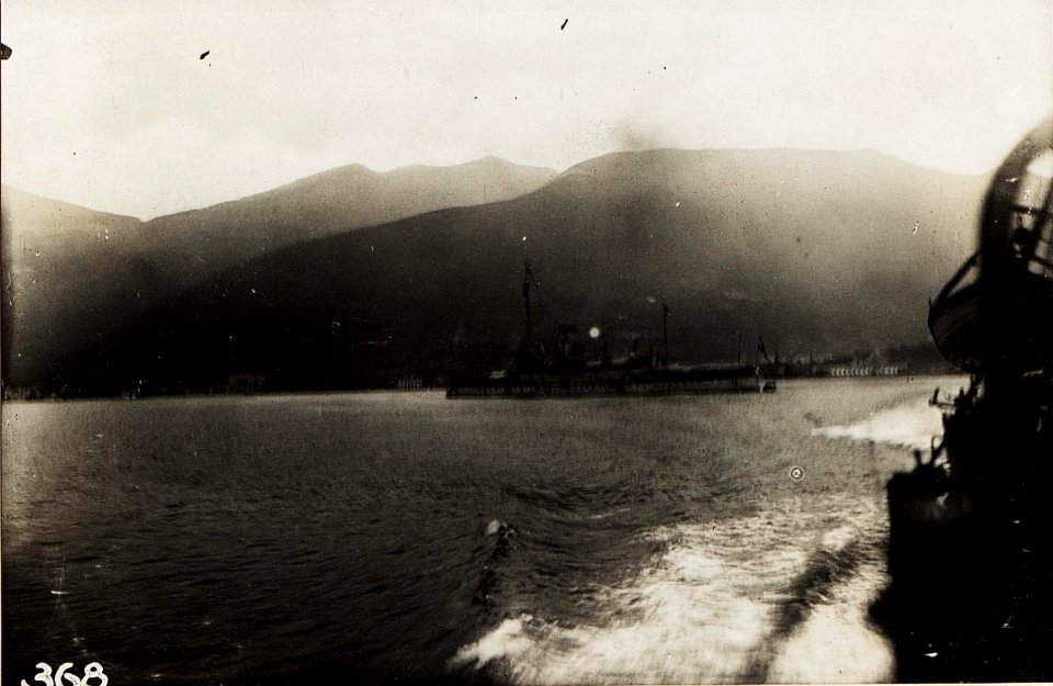 Kriegsschiffe vor Theodo. (BildID 15572102)