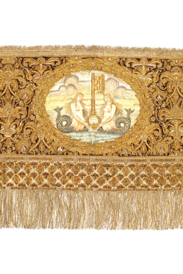 Kristinas broderade kröningshimmel från 1650 med riksnyckeln hållen av två sjöjungfrur - Livrustkammaren - 91404