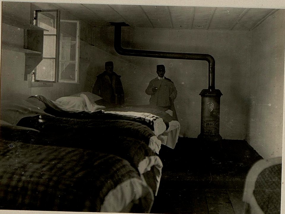 Kronau, Divisions-Sanitätsanstalt Nr. 44, Epidemiespital, Krankenzimmer mit Dauerbrandofen. (BildID 15471219)