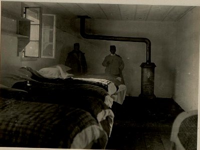 Kronau, Divisions-Sanitätsanstalt Nr. 44, Epidemiespital, Krankenzimmer mit Dauerbrandofen. (BildID 15471219)