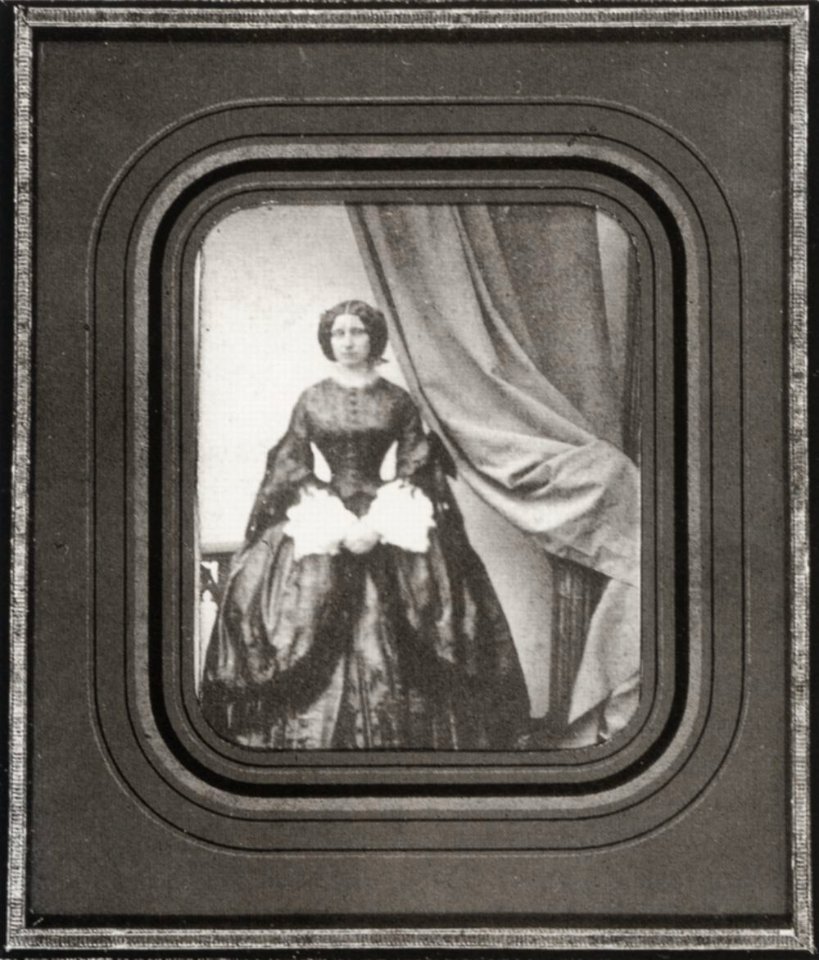 Krone, Hermann - Atelieraufnahme einer jungen Frau neben einem Vorhang, Dresden (Zeno Fotografie)