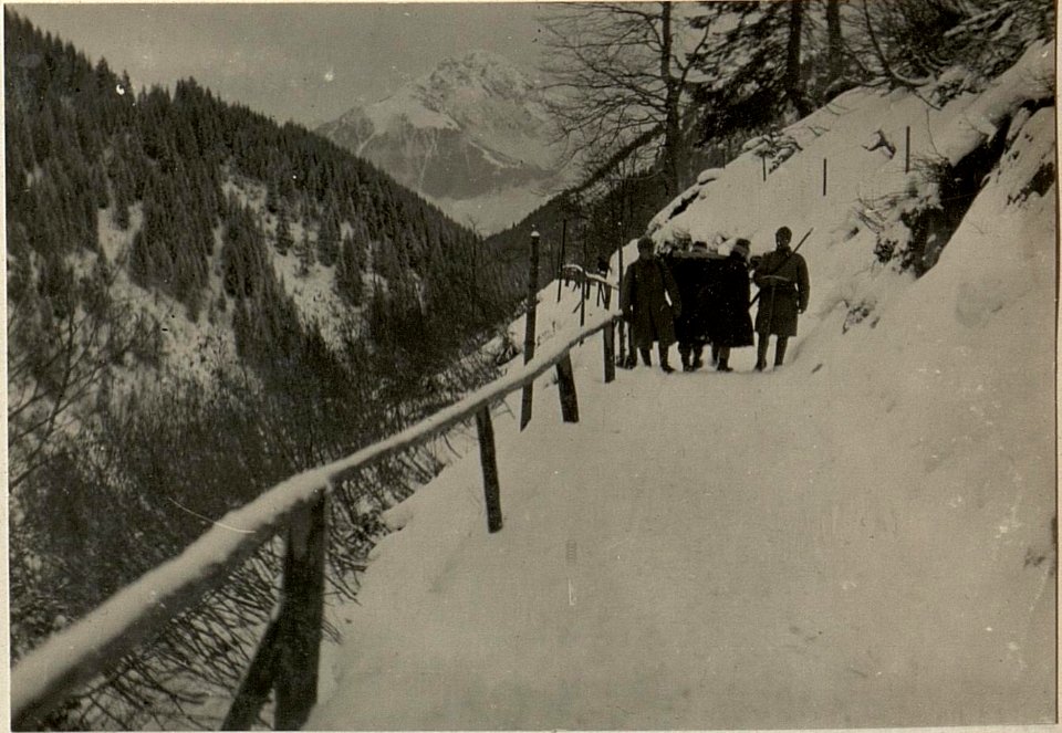 Kronhofgraben, Zufahrtstraße zu der Seilbahn auf den Köderköpfen, Blick gegen Nordwesten. (BildID 15471506)