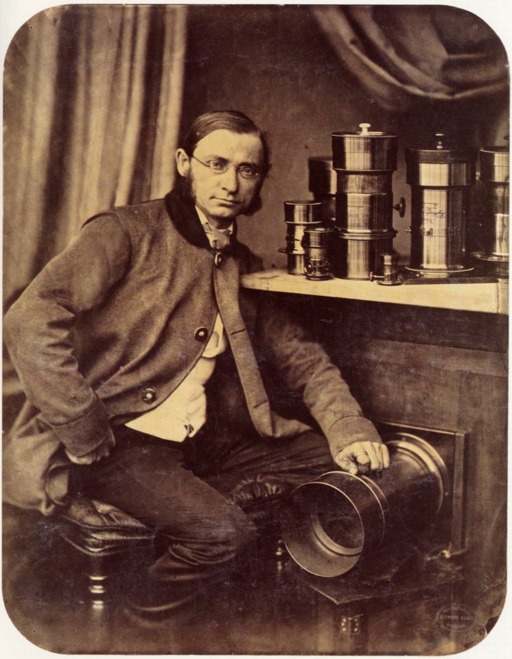 Krone, Hermann - Selbstporträt des Photographen neben seinen Objektiven, Dresden (Zeno Fotografie)