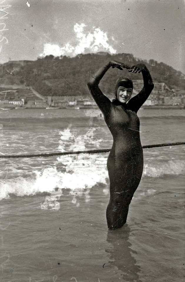 La artista Elena Cortesina enfundada en un traje de buceo en la playa de la Concha (2 de 5) - Fondo Car-Kutxa Fototeka