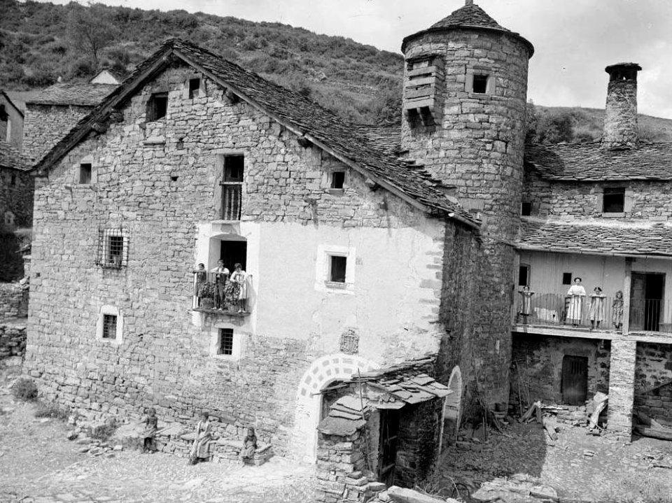 La casa de Carles Borsuel, casa Ruba, amb una torre circular i gent als balcons (cropped)
