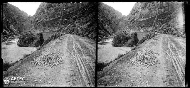 La carretera i el riu Segre a les gorges