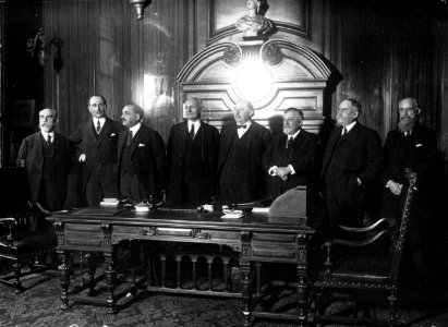 La Chambre de Commerce de Paris - de gauche à droite - M. Godet, M. Fighiera, M. Autrand, M. Pascalis (Président dortant), M. Dior, M. Roger (nouveau Président), M. Proust et M. Legouez