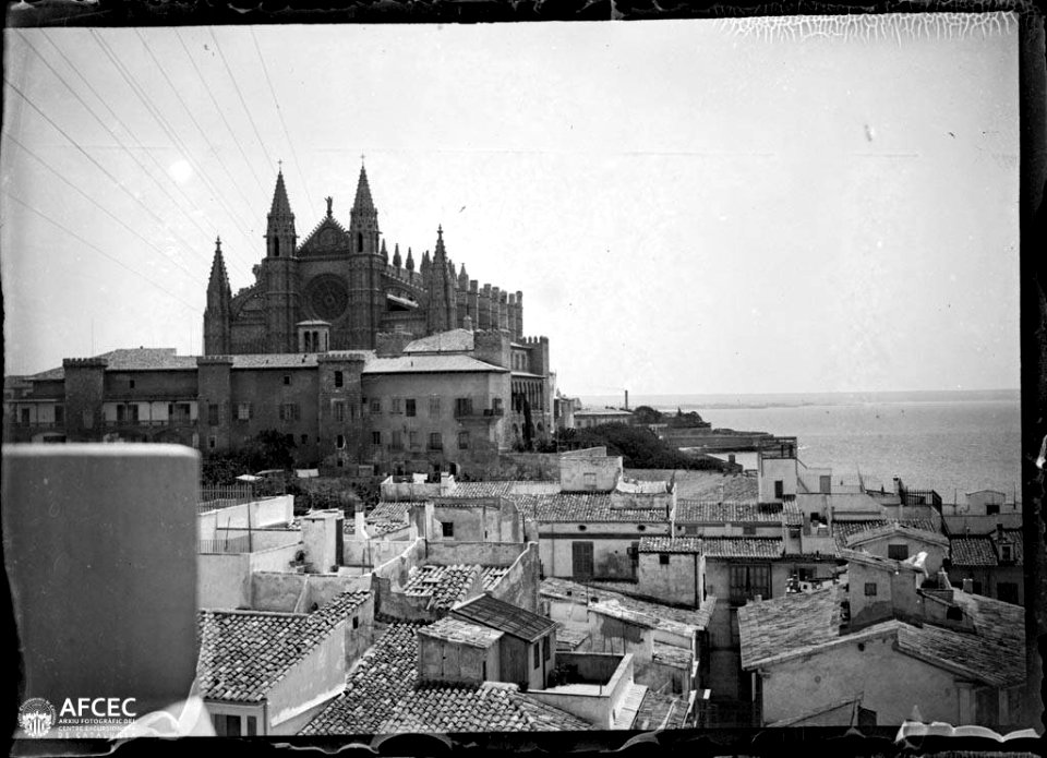 La catedral de Palma de Mallorca i part de la ciutat