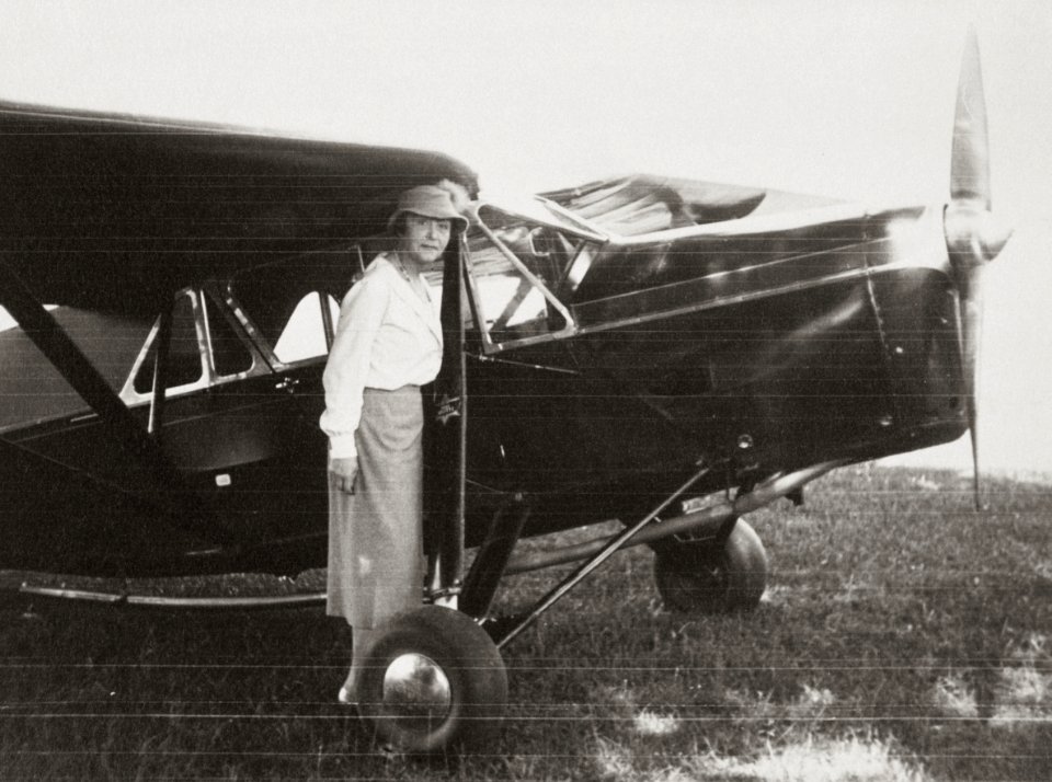 La comtesse de Rohant-Chabot devant l'avion de M. Battsholts, La Tourangelle Battsholts (phbd05 0034)