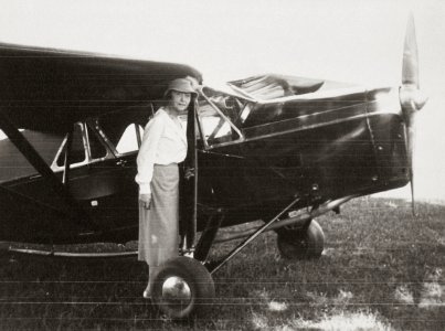 La comtesse de Rohant-Chabot devant l'avion de M. Battsholts, La Tourangelle Battsholts (phbd05 0034)