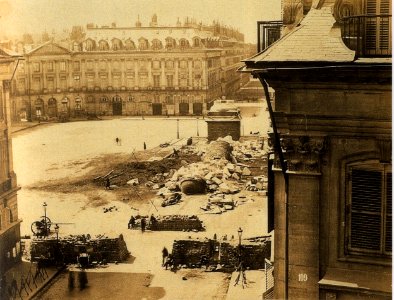 La colonne Vendôme renversée pendant la commune de Paris, A. Disderi, 1871