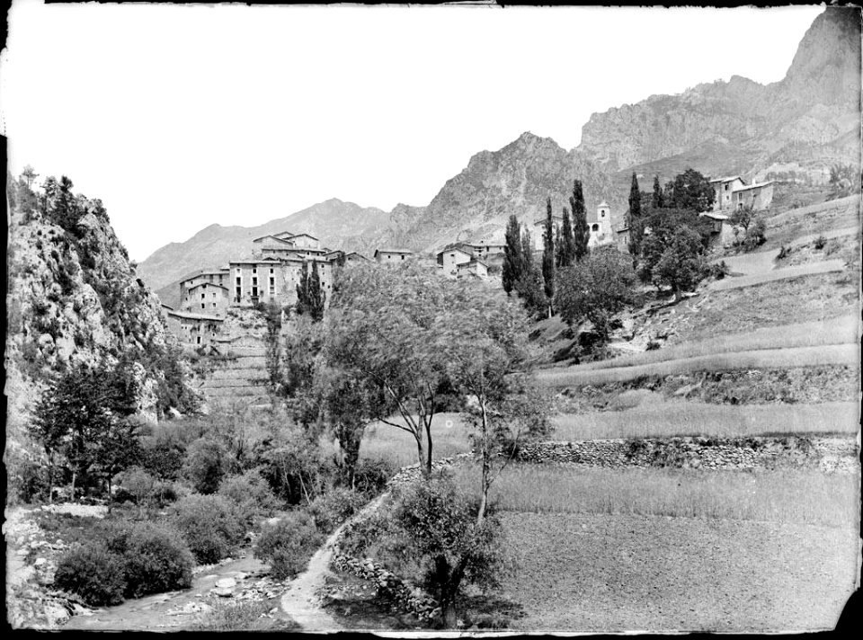 La Coma i la Pedra vist des del camí de Sant Llorenç
