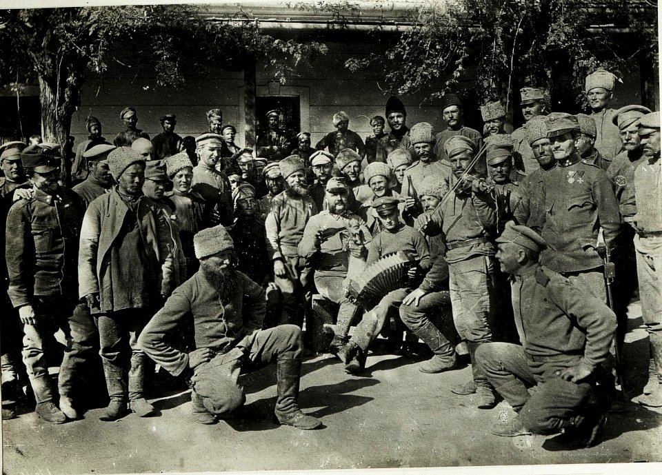 Kriegsgefangene in der Sammelkaserne Munkacs. (BildID 15431639)