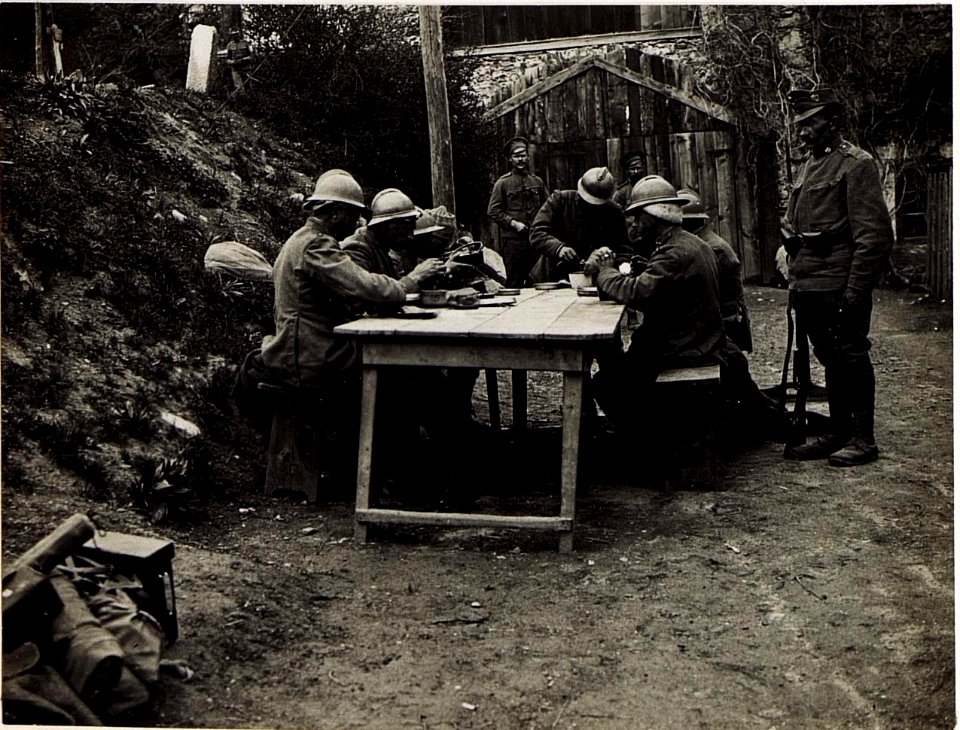 Kriegsgefangene Italiener bei der Menage. (BildID 15583255)