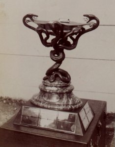 La Coupe Hydra - challenge international pour motocyclettes du tiers de litre (remise par la société électrique Hydra)