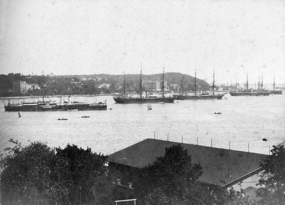 Kriegsschiffe der Kaiserlichen Marine im Reichskriegshafen (Kiel 80.684)