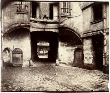 La cour du Dragon (Paris VIe) par Eugène Atget (1913)