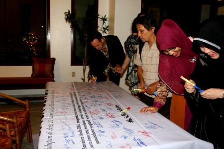 Kristen Bauer hosts a reception to reflect on life in Aceh after the 2004 Indian Ocean earthquake and tsunami disaster; December 2014 (11)