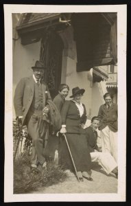 La famille de Gabriac et son ami des enfants, Bertrand Flury-Hérard, Chamonix, août 1915 LCCN2017648615