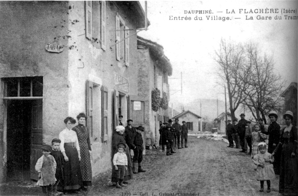 La Flachère, entrée du village, la gare du tram en 1912, p 86 de L'Isère les 533 communes - coll. L Grimal. de Chambéry