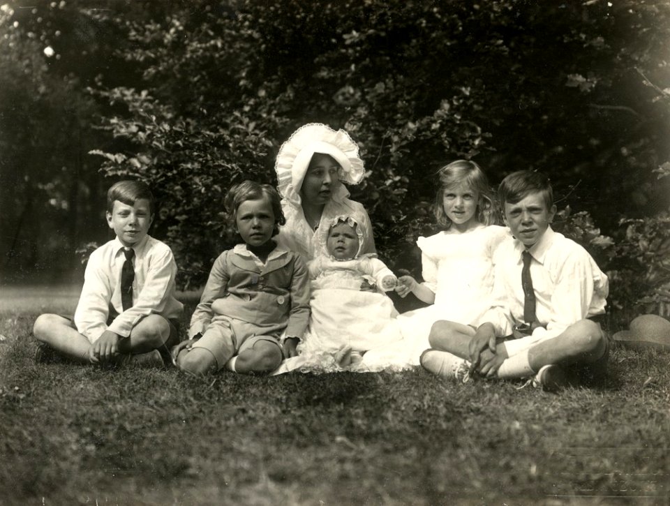 Kronprins Gustaf Adolfs familj på Sofiero 1917 (01)