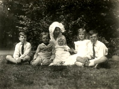 Kronprins Gustaf Adolfs familj på Sofiero 1917 (01)