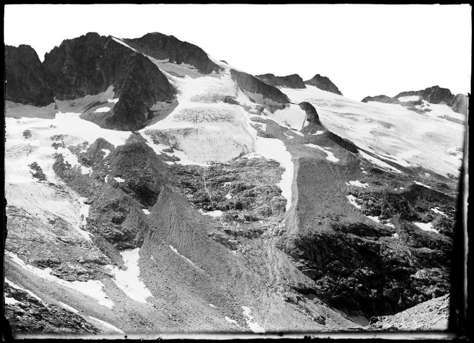 La glacera de Barrancs i el pic d'Aneto des del coll de