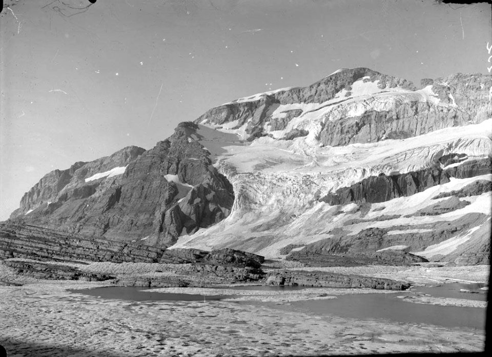 La glacera i el cim del Mont Perdut des del refugi de Tuca Roya amb un llac e primer terme