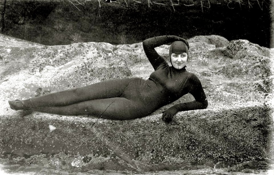 La artista Elena Cortesina enfundada en un traje de buceo en la playa de la Concha (5 de 5) - Fondo Car-Kutxa Fototeka